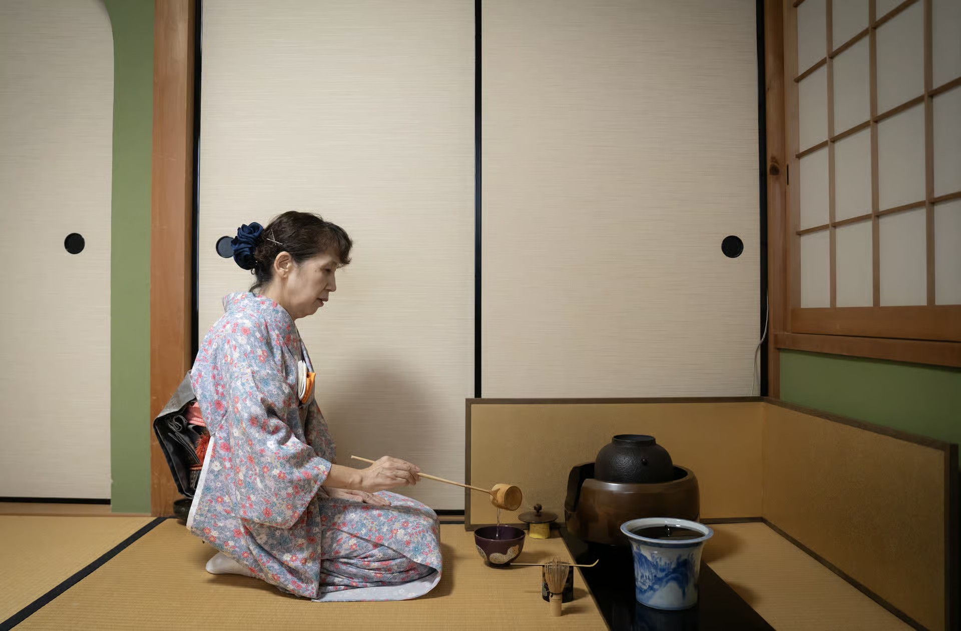 Kyoto: Tea Ceremony Experience in a small tea room