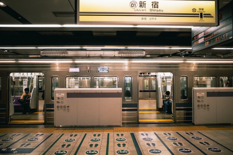 ：how to use suica card japan train station