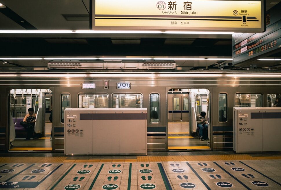 ：how to use suica card japan train station