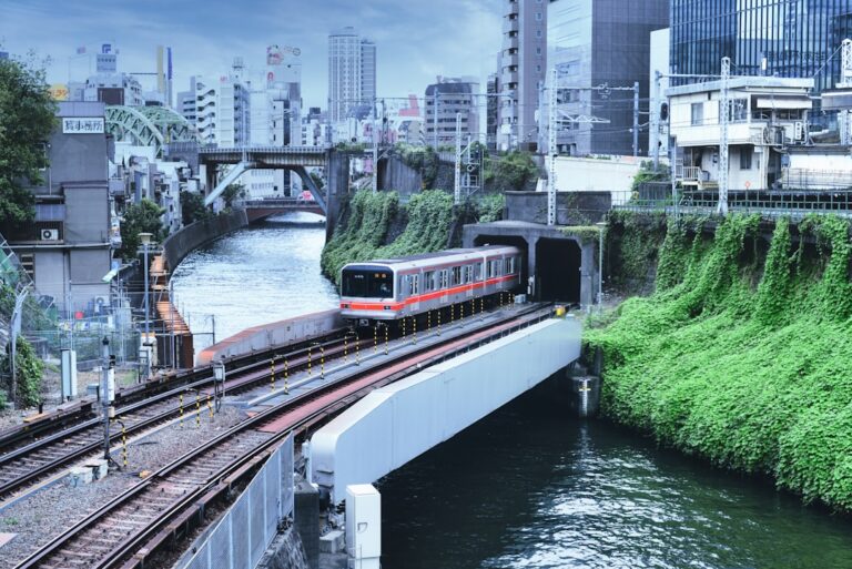 ：haneda airport to tokyo monorail waterfront skyline