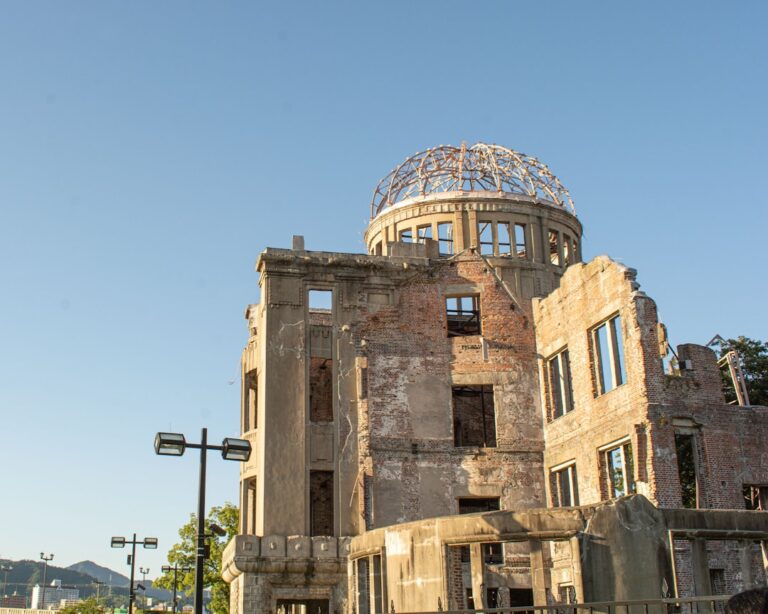 ：hiroshima peace memorial park a-bomb dome river