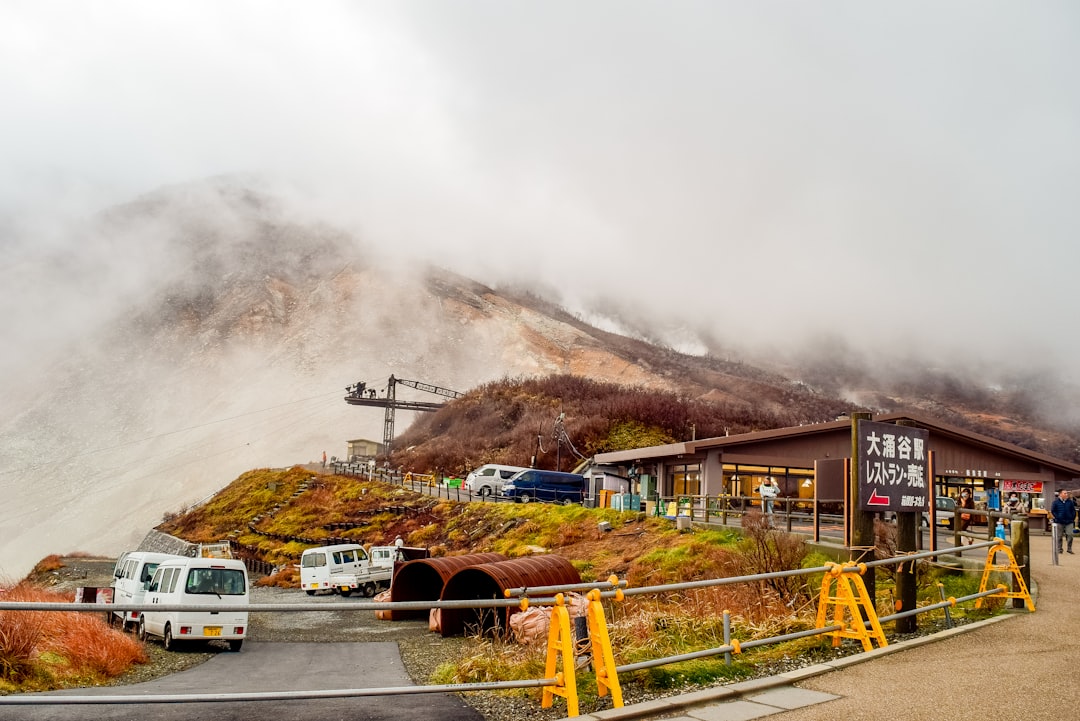 ：hakone ropeway owakudani volcanic valley steam