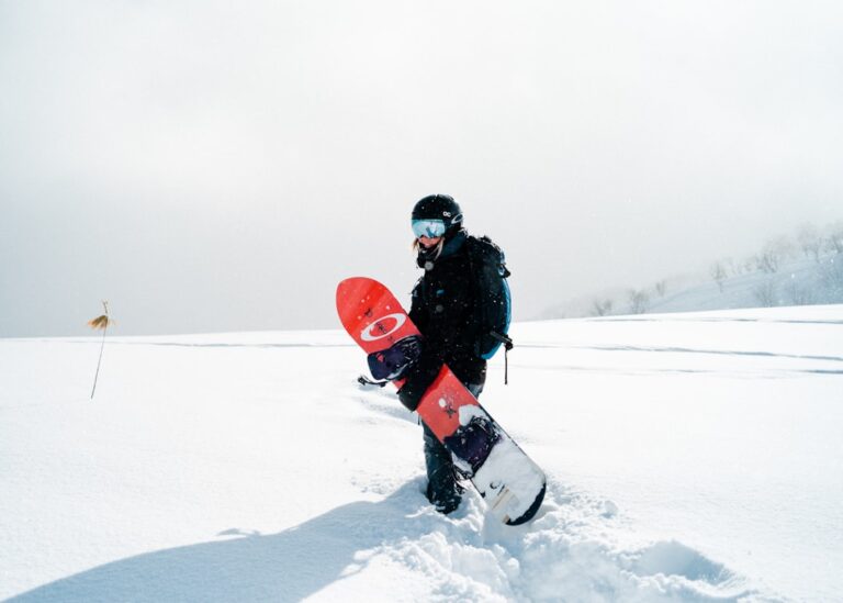 ：snowboarding in japan deep powder tree run