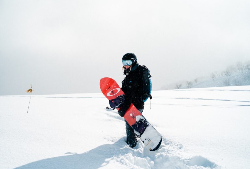 ：snowboarding in japan deep powder tree run