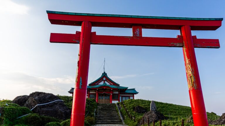 ：japan religion shinto torii gate buddhist pagoda