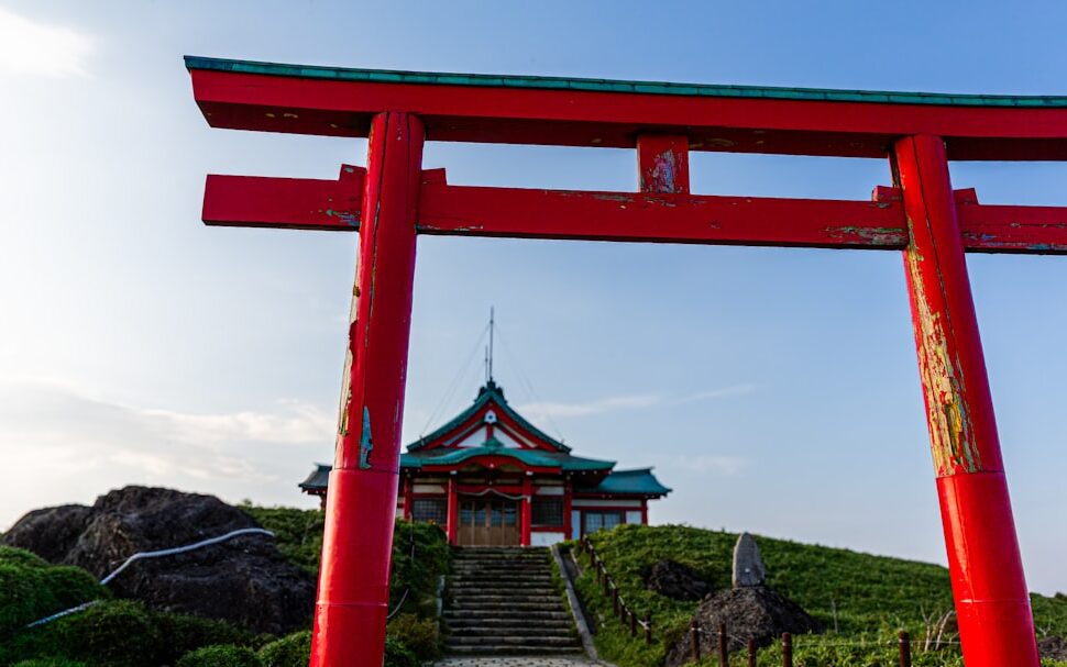 ：japan religion shinto torii gate buddhist pagoda