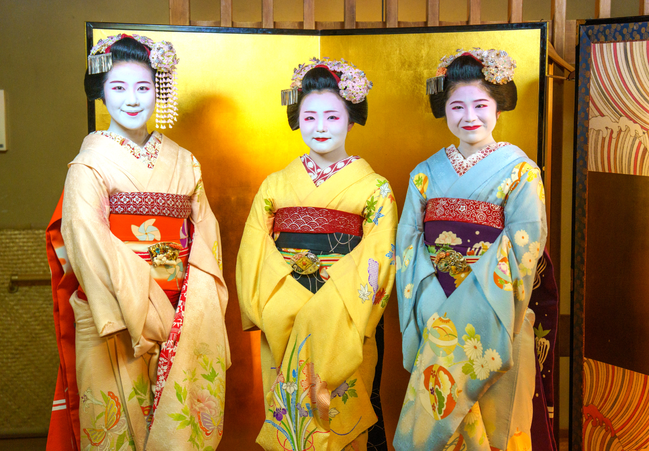 Tokyo Geisha Meet Performance Games and Picture in Shinjuku