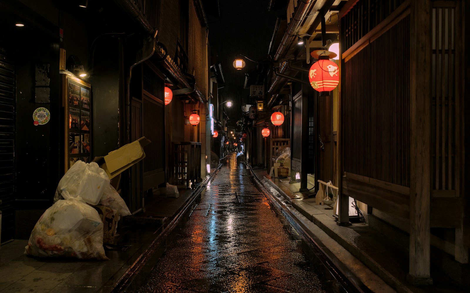 ：pontocho kyoto geisha district alley evening