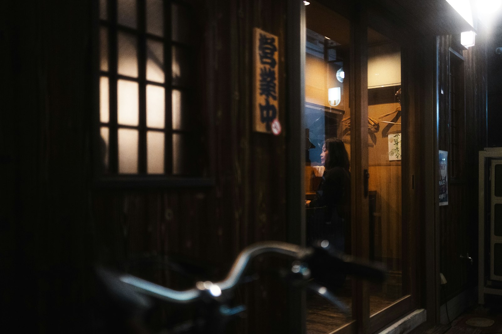 :shinjuku omoide yokocho alley night lanterns