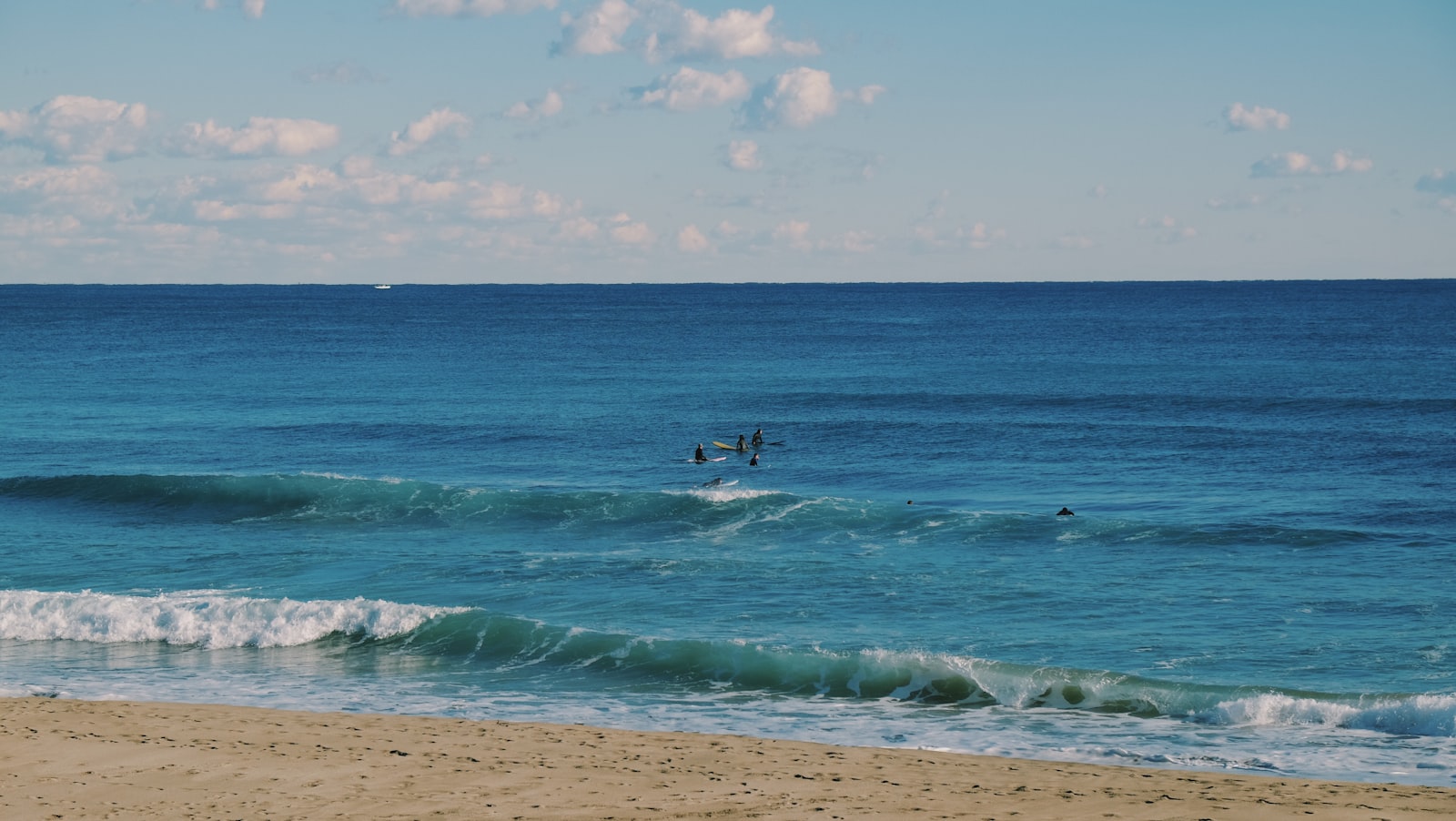 ：surfing japan beach break wave