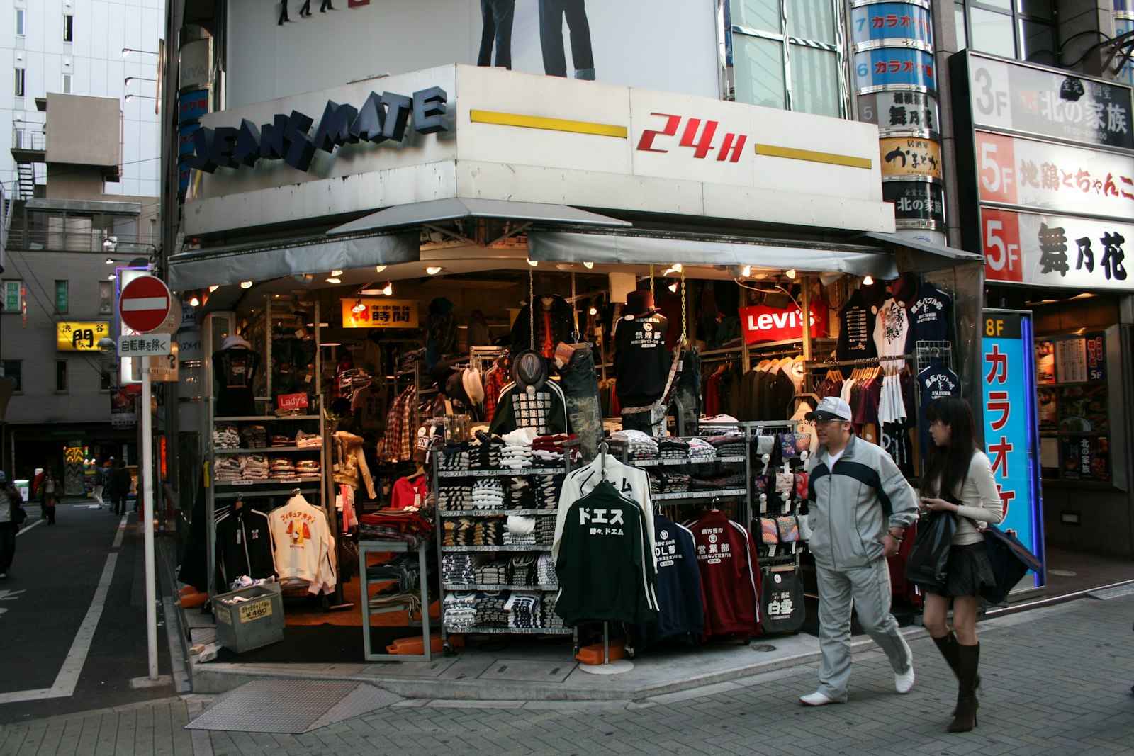 ：japan tax free shopping counter logo department store