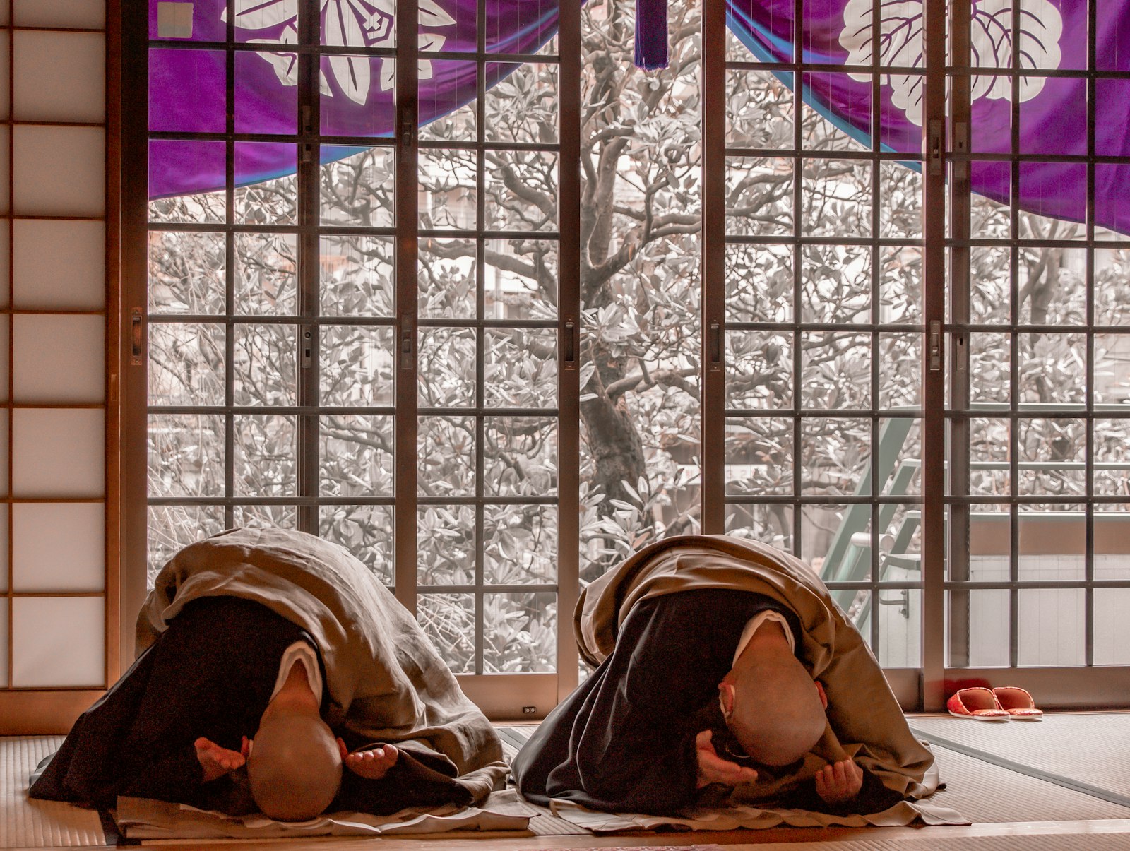 ：bowing in japan business greeting etiquette