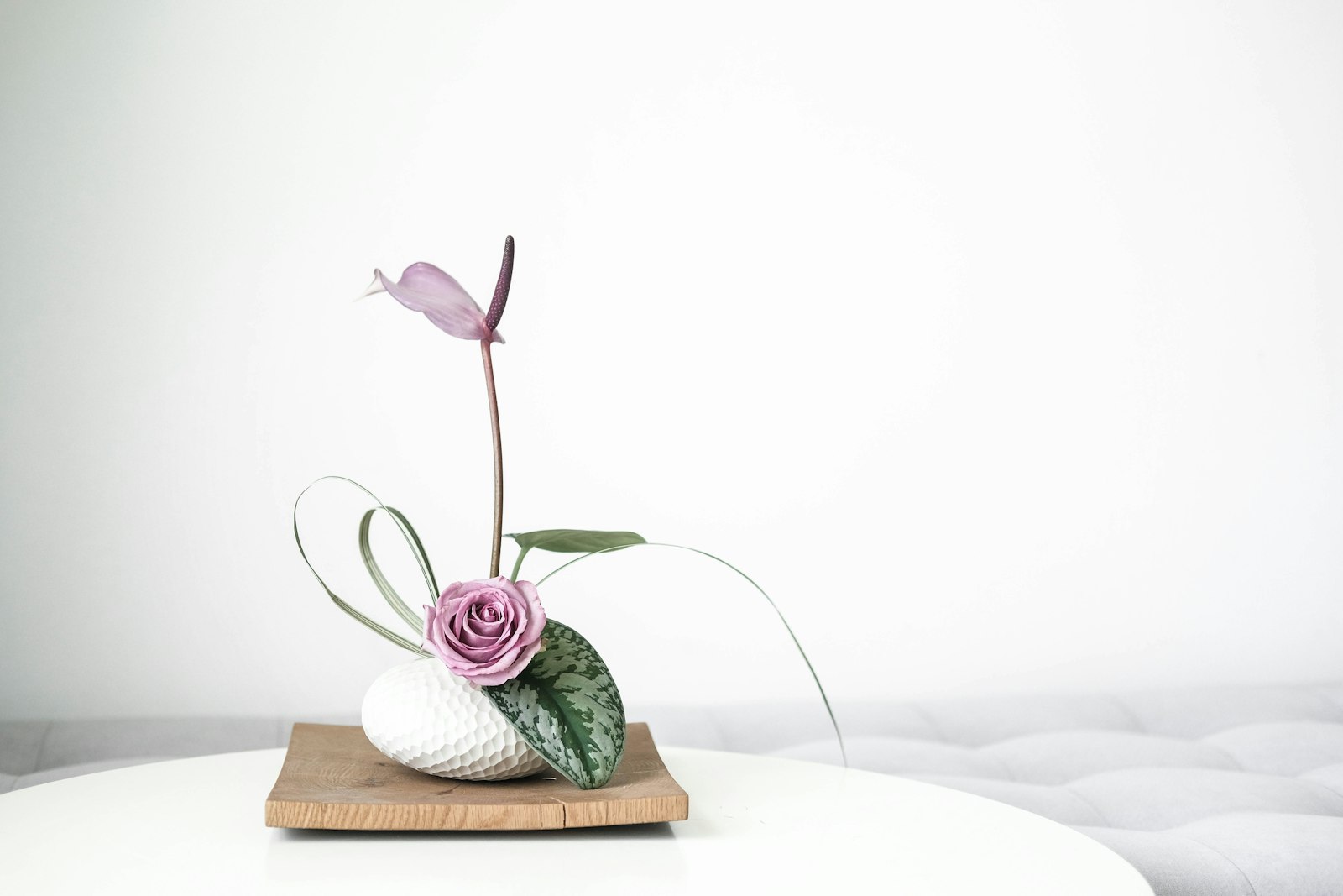 :japan flower arrangement ikebana minimalist