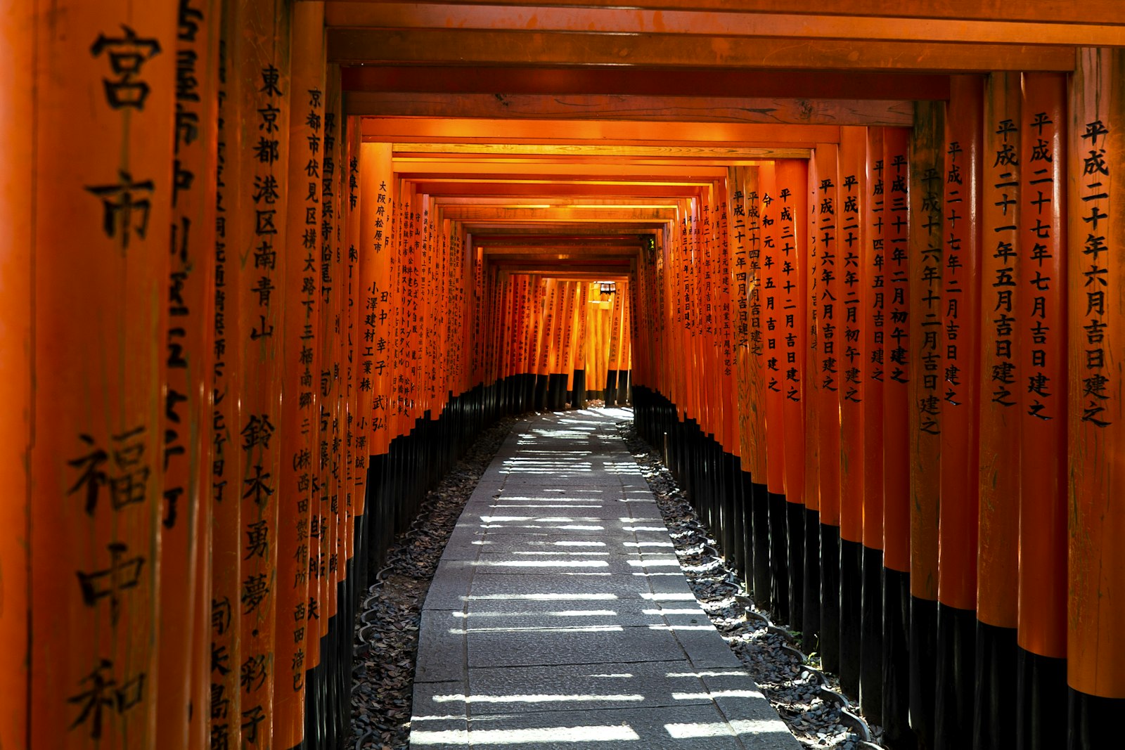 ：fushimi inari senbon torii gates kyoto japan