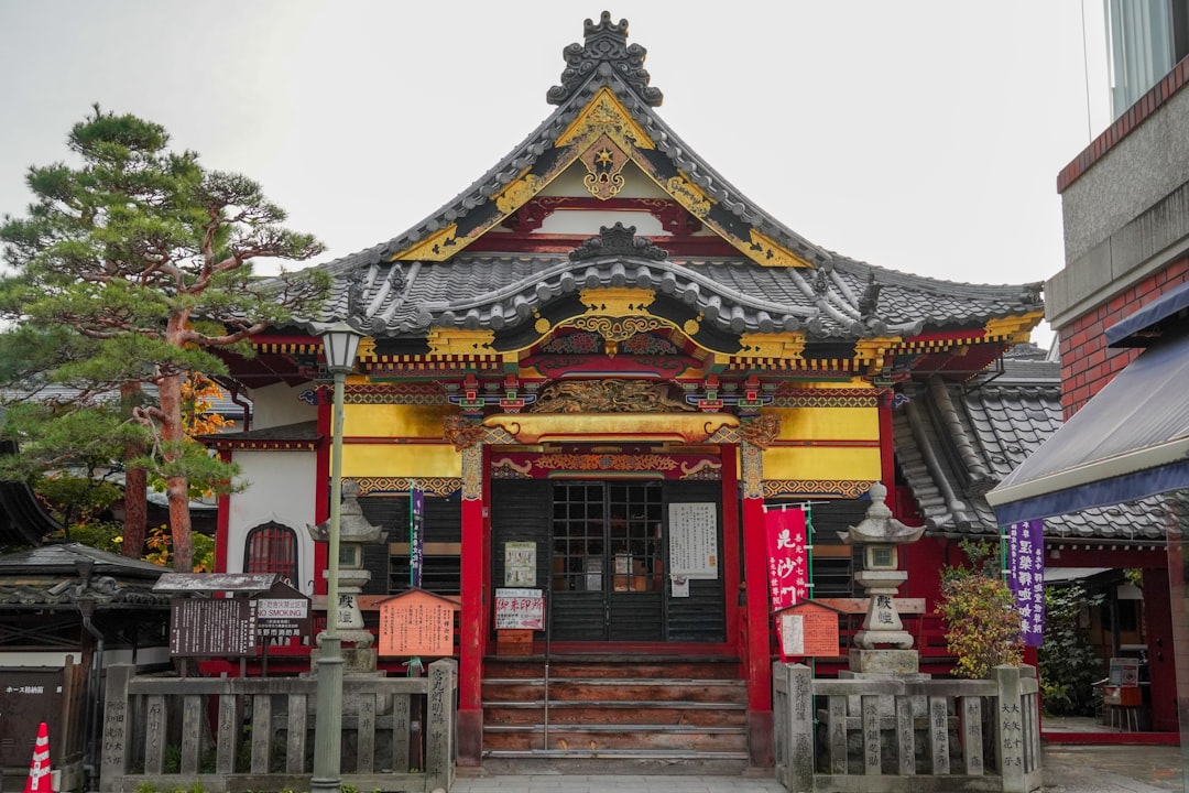 ：zenkoji temple main hall in nagano