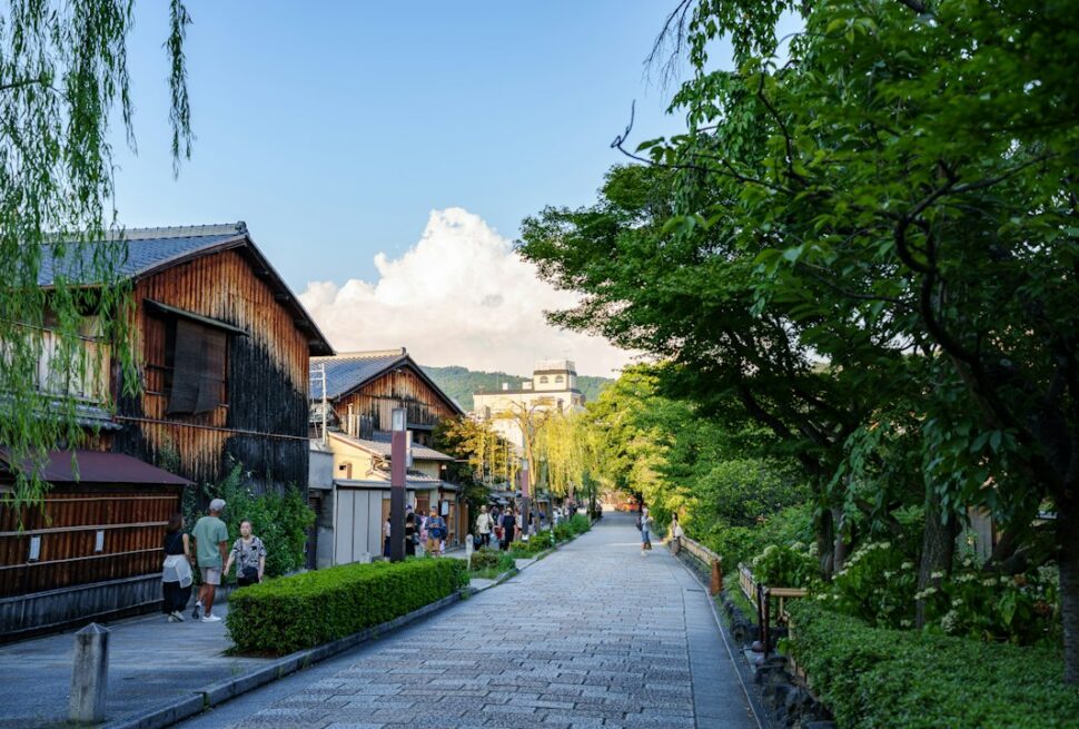 ：quiet higashiyama lane at dawn, the kind of morning that decides where to stay in kyoto