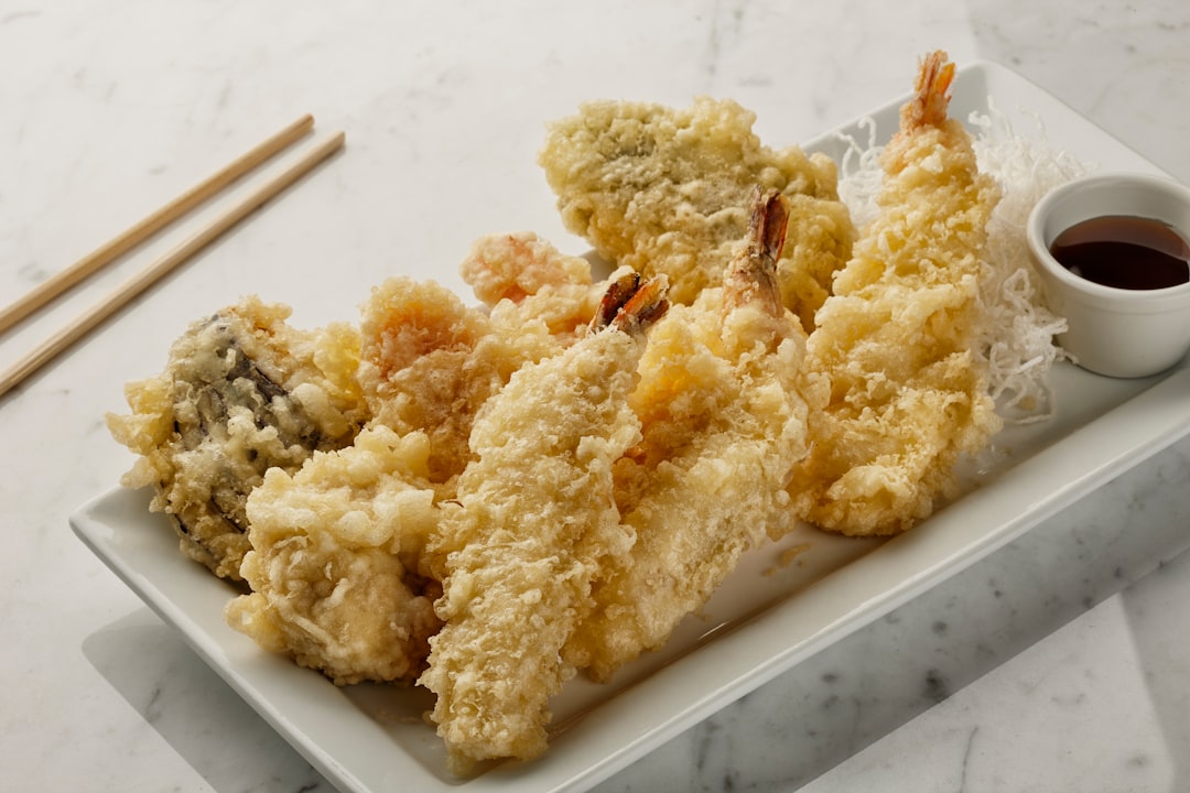 ：plate of shrimp and vegetable tempura with tentsuyu dipping sauce