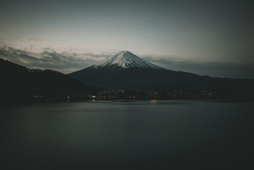 :hakone tozan railway train to chokoku no mori station