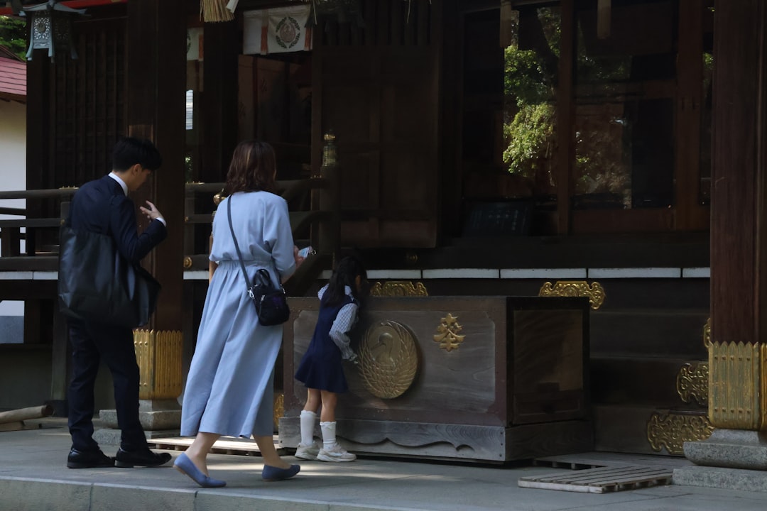 ：praying at asakusa shrine with two bows and two claps