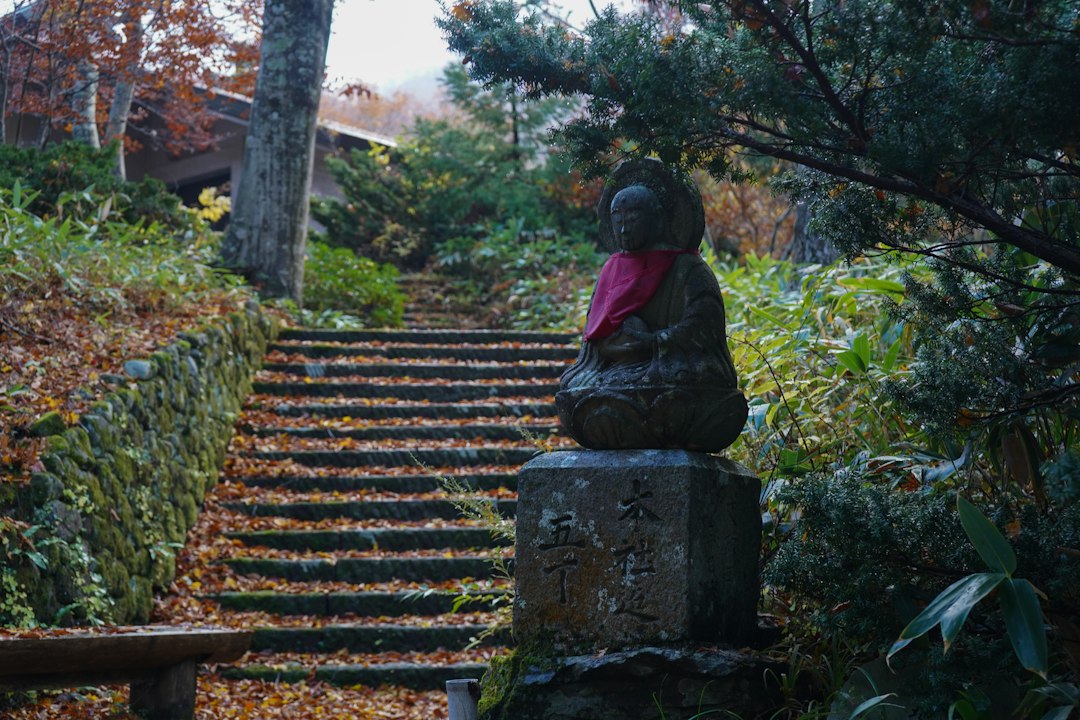 :engaku-ji temple gate in kita-kamakura in autumn